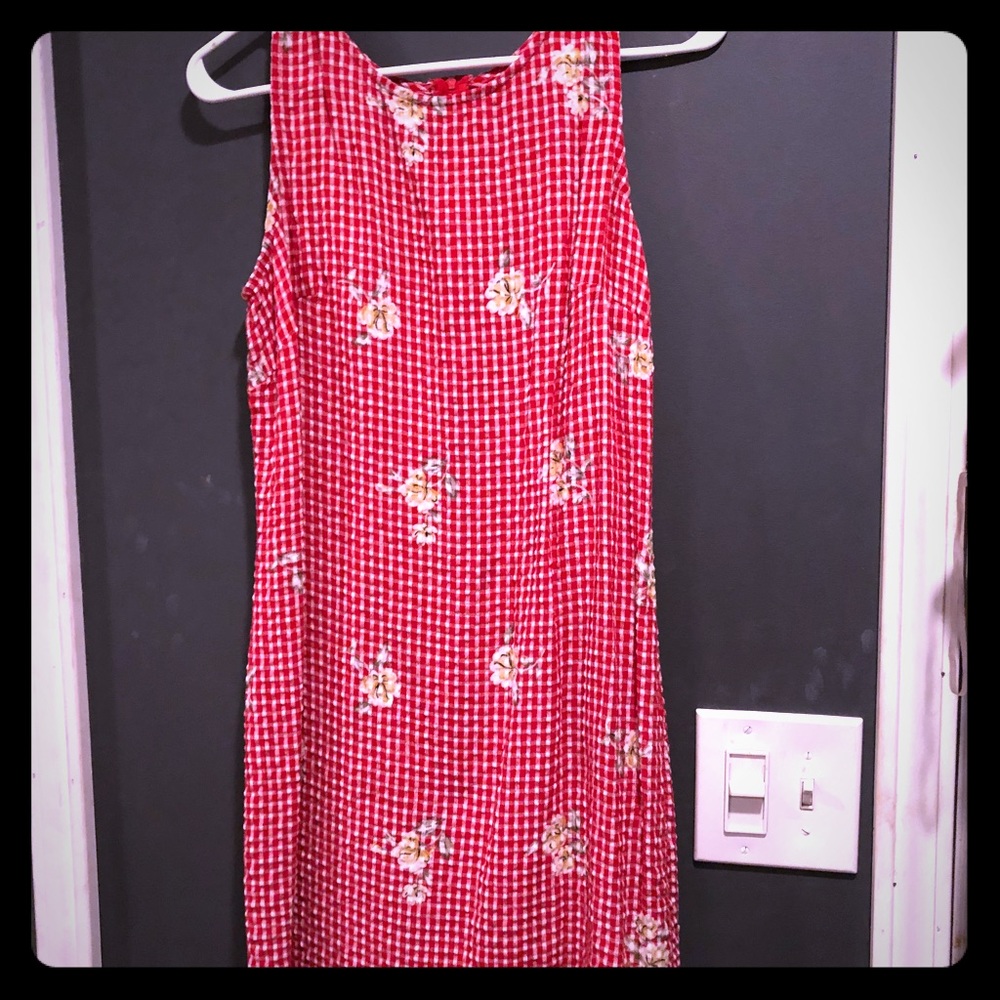 Sleeveless midi summer dress.